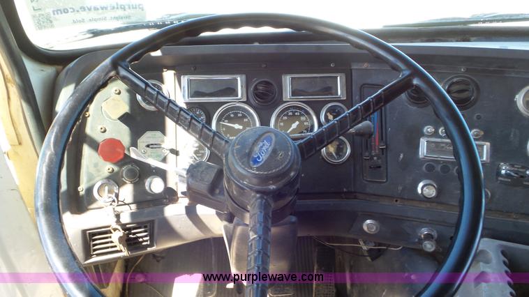 image for item L2115 1992 Ford LN9000 semi truck