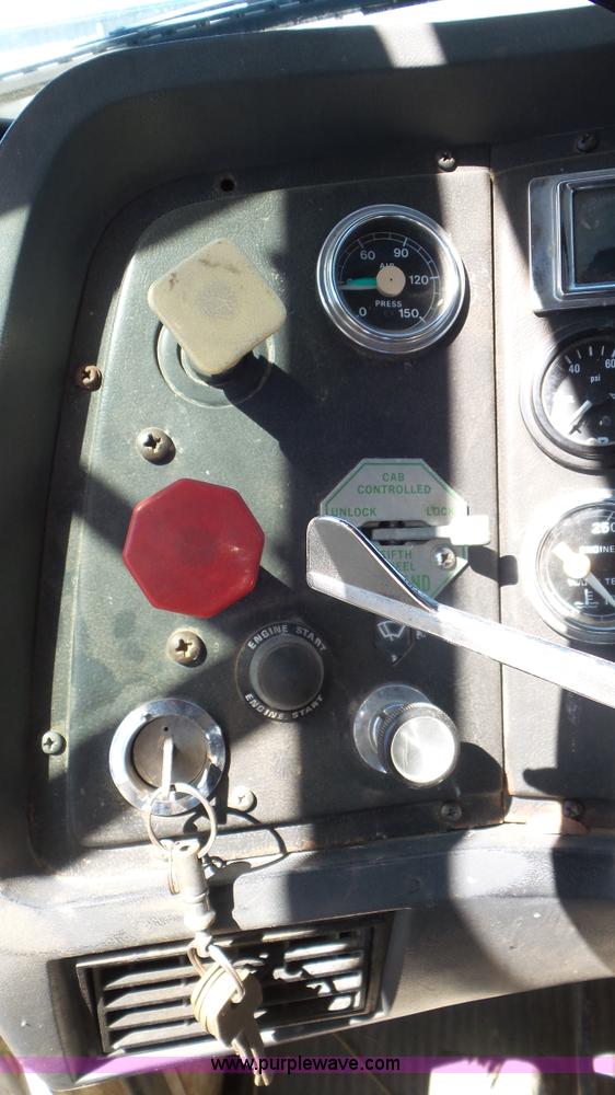 image for item L2115 1992 Ford LN9000 semi truck