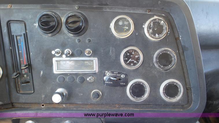 image for item L2115 1992 Ford LN9000 semi truck