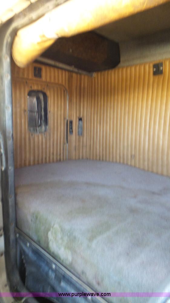 image for item L2115 1992 Ford LN9000 semi truck