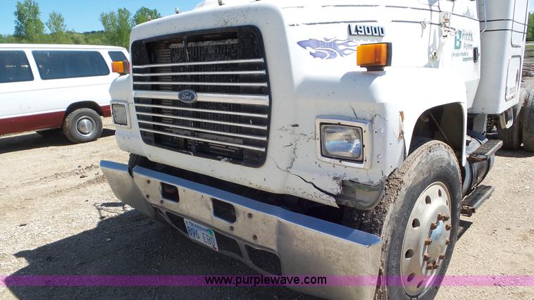image for item L2115 1992 Ford LN9000 semi truck