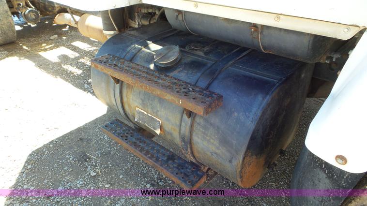 image for item L2115 1992 Ford LN9000 semi truck