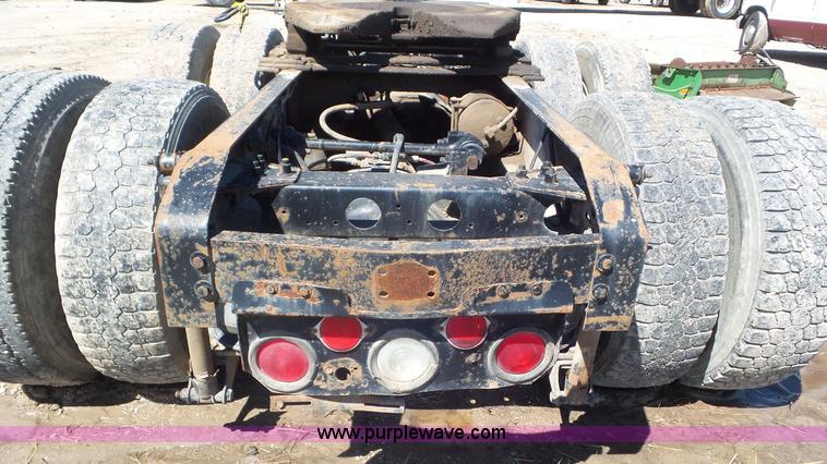 image for item L2115 1992 Ford LN9000 semi truck