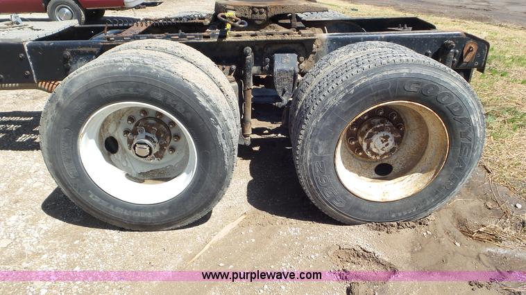 image for item L2115 1992 Ford LN9000 semi truck