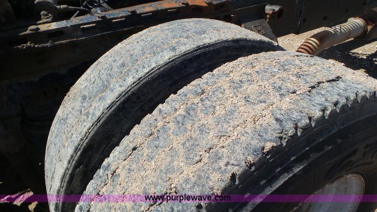 image for item L2115 1992 Ford LN9000 semi truck