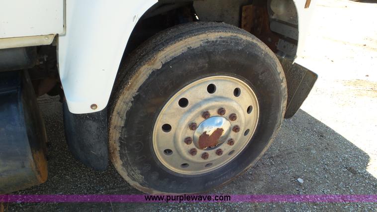 image for item L2115 1992 Ford LN9000 semi truck