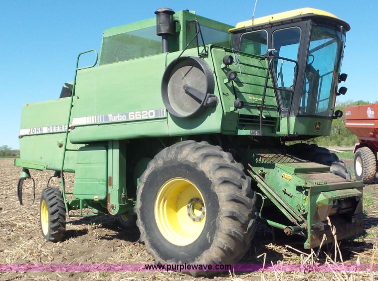 image for item L2116 1982 John Deere 6620 combine