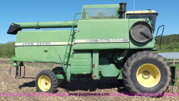 image for item L2116 1982 John Deere 6620 combine