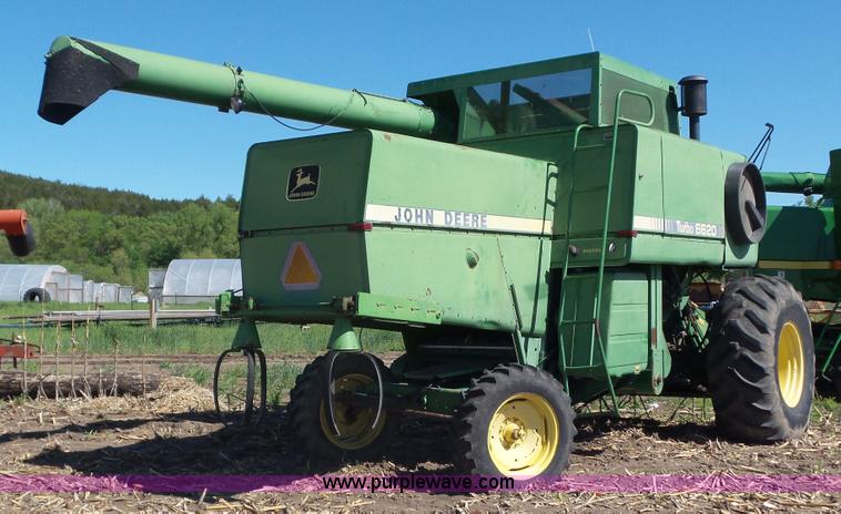 image for item L2116 1982 John Deere 6620 combine