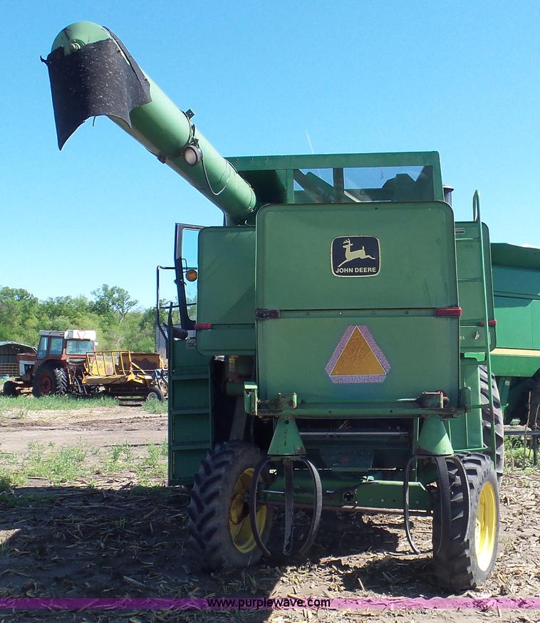 image for item L2116 1982 John Deere 6620 combine