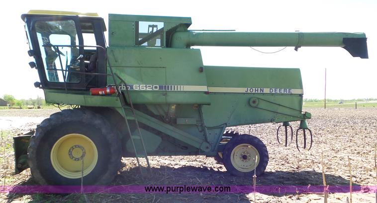image for item L2116 1982 John Deere 6620 combine