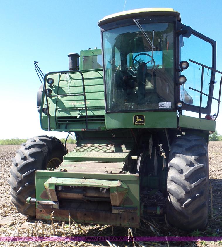 image for item L2116 1982 John Deere 6620 combine