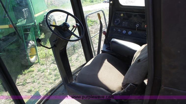 image for item L2116 1982 John Deere 6620 combine