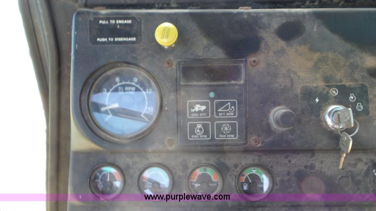 image for item L2116 1982 John Deere 6620 combine