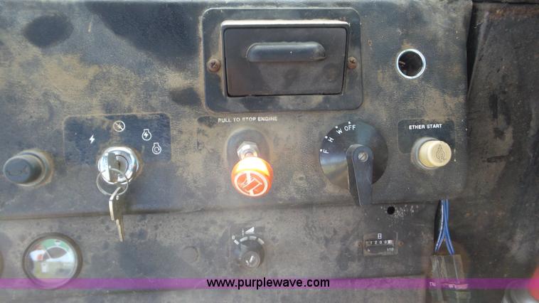 image for item L2116 1982 John Deere 6620 combine