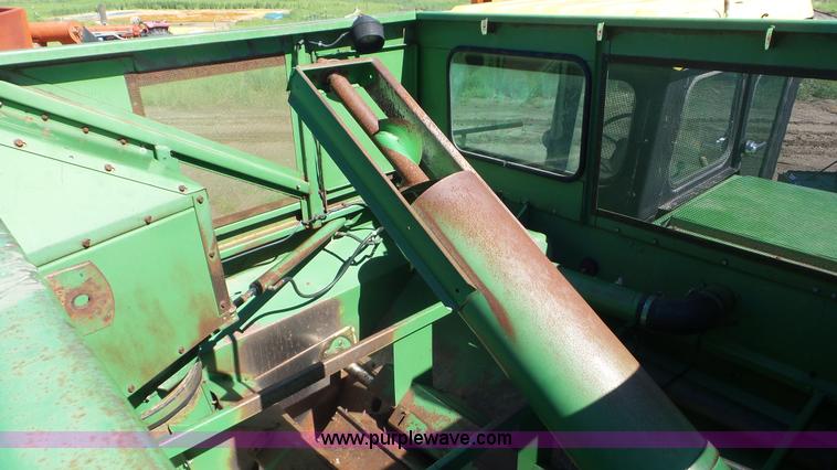 image for item L2116 1982 John Deere 6620 combine