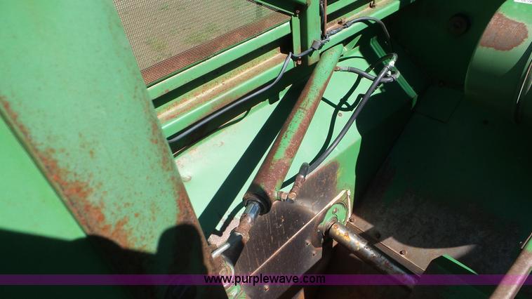 image for item L2116 1982 John Deere 6620 combine