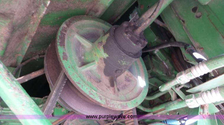 image for item L2116 1982 John Deere 6620 combine