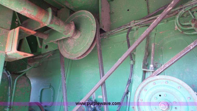 image for item L2116 1982 John Deere 6620 combine