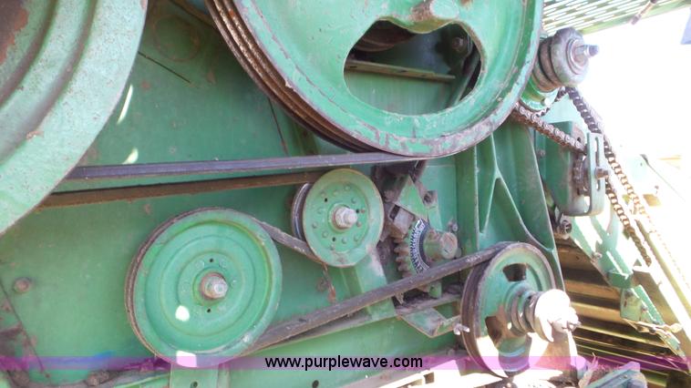 image for item L2116 1982 John Deere 6620 combine