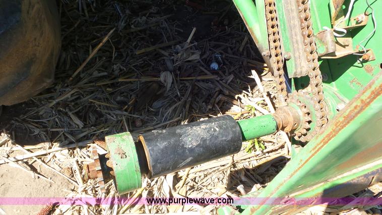 image for item L2116 1982 John Deere 6620 combine