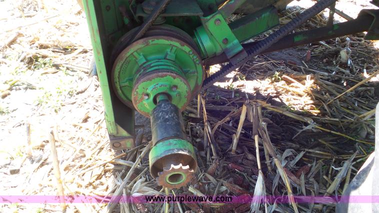image for item L2116 1982 John Deere 6620 combine