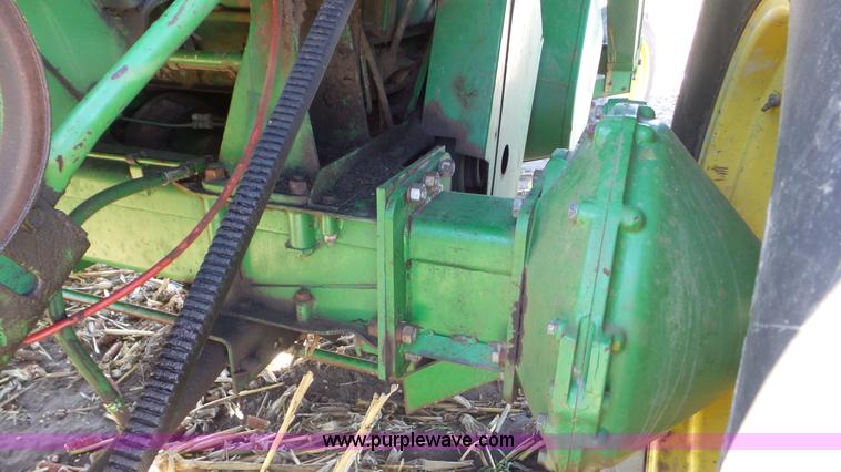 image for item L2116 1982 John Deere 6620 combine