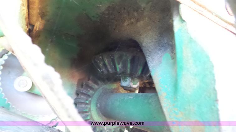 image for item L2116 1982 John Deere 6620 combine