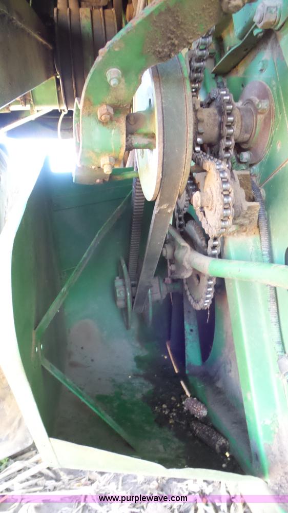 image for item L2116 1982 John Deere 6620 combine