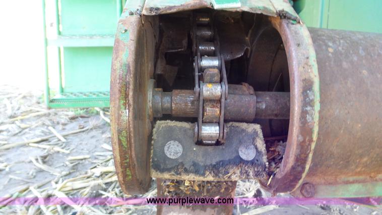 image for item L2116 1982 John Deere 6620 combine