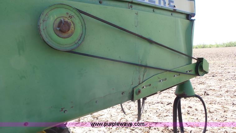 image for item L2116 1982 John Deere 6620 combine