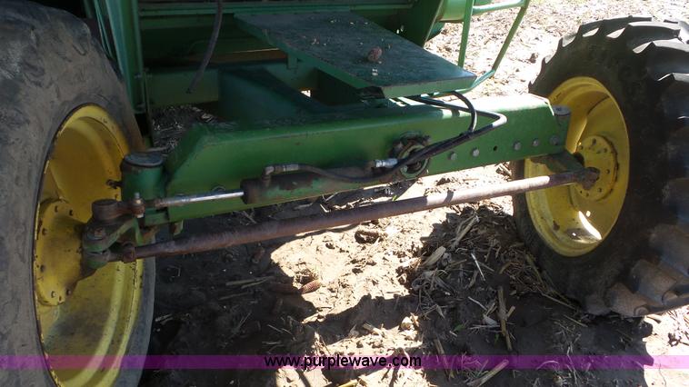 image for item L2116 1982 John Deere 6620 combine