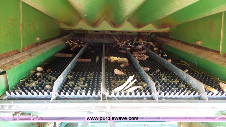 image for item L2116 1982 John Deere 6620 combine