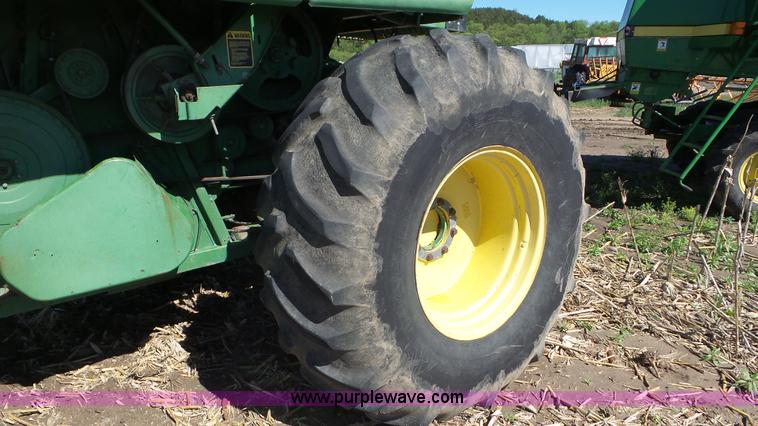 image for item L2116 1982 John Deere 6620 combine