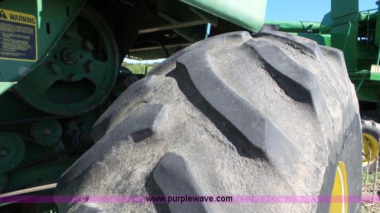 image for item L2116 1982 John Deere 6620 combine