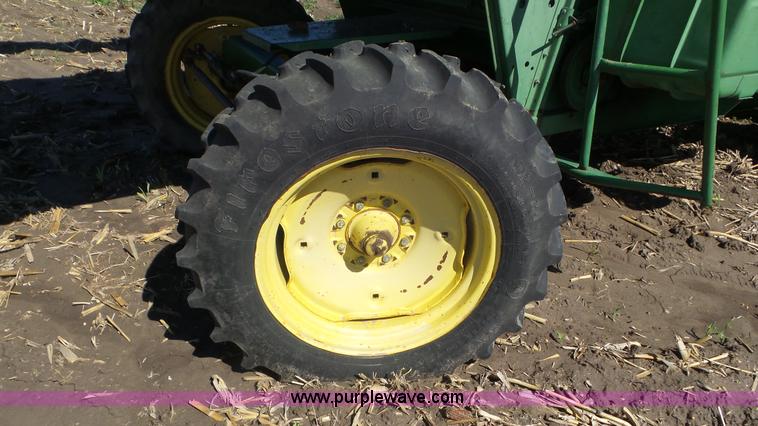 image for item L2116 1982 John Deere 6620 combine