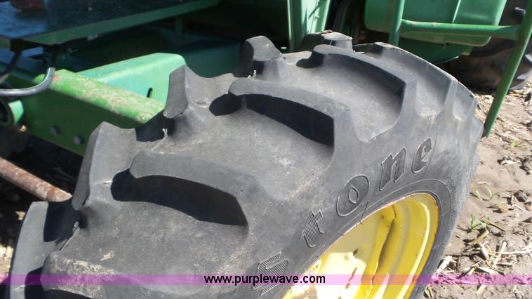 image for item L2116 1982 John Deere 6620 combine