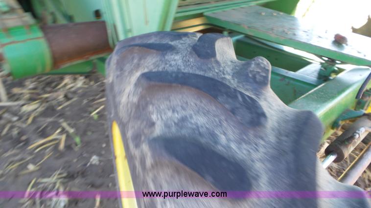 image for item L2116 1982 John Deere 6620 combine