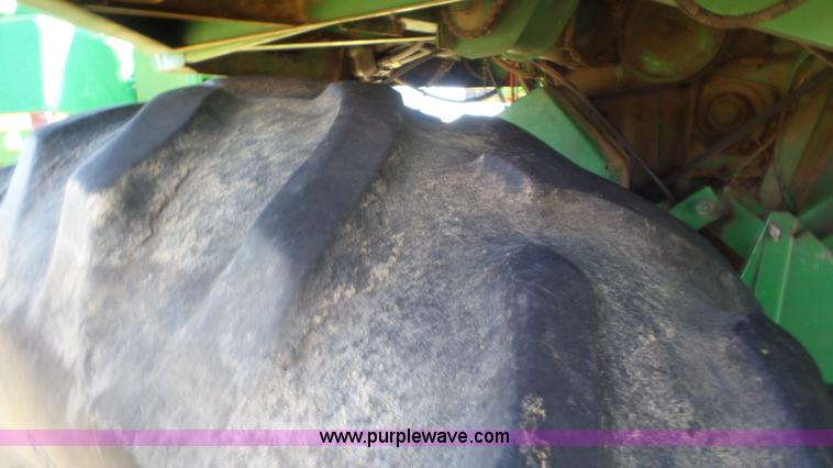 image for item L2116 1982 John Deere 6620 combine