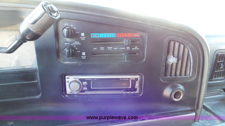 image for item L2118 1993 Ford Club Wagon van