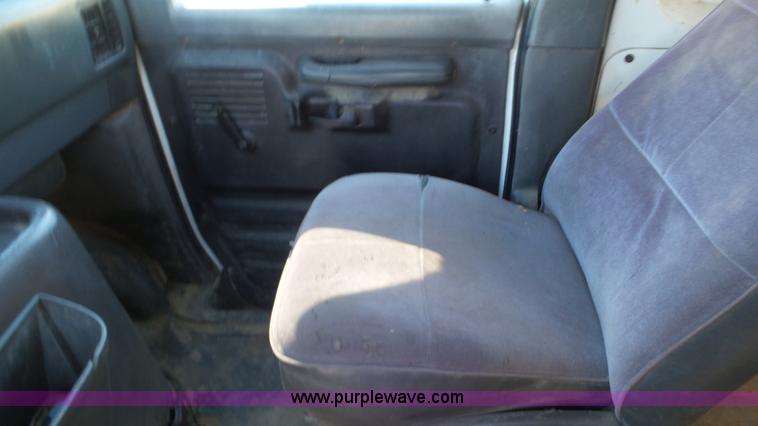 image for item L2118 1993 Ford Club Wagon van