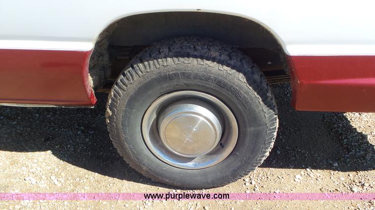 image for item L2118 1993 Ford Club Wagon van