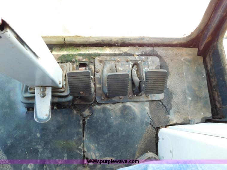 image for item L5831 1991 Gleaner R70 combine