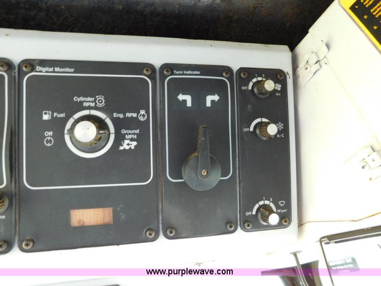 image for item L5831 1991 Gleaner R70 combine