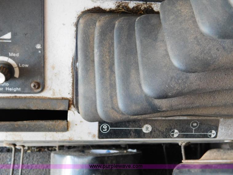 image for item L5831 1991 Gleaner R70 combine