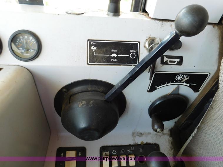 image for item L5831 1991 Gleaner R70 combine