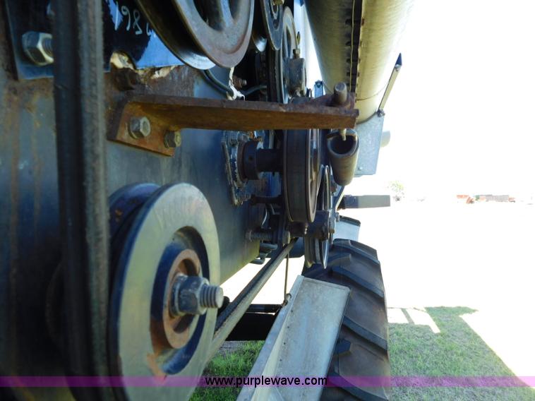 image for item L5831 1991 Gleaner R70 combine