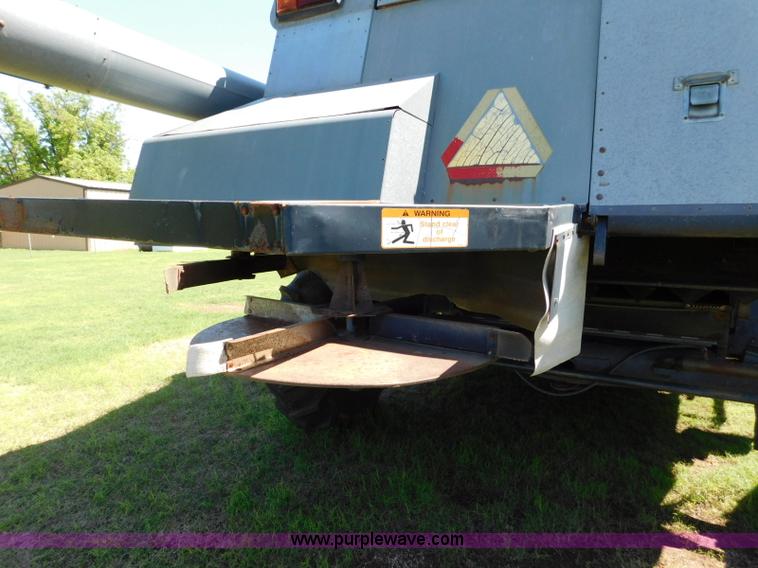 image for item L5831 1991 Gleaner R70 combine