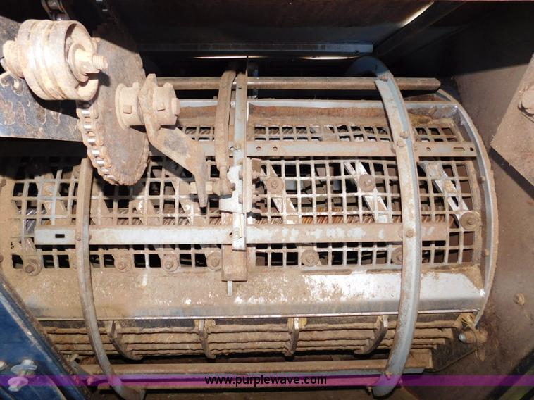 image for item L5831 1991 Gleaner R70 combine