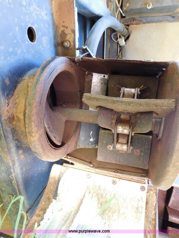 image for item L5831 1991 Gleaner R70 combine